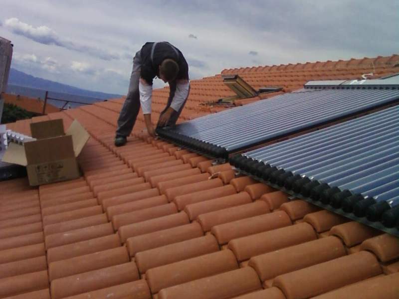 montaza_vakumski_solarni_kolektori.jpg